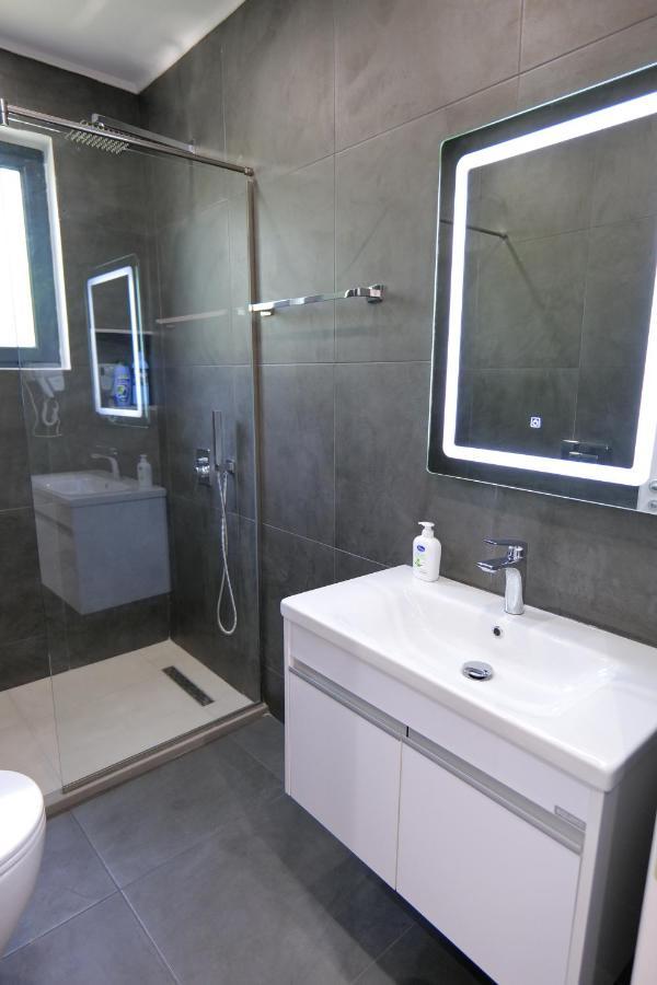 Vila Celaj Hotel Vlore Bagian luar foto